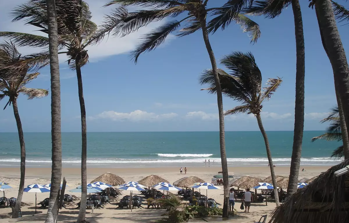 Praia do Futuro em Fortaleza com mar azul barracas de praia areia clara e coqueiros