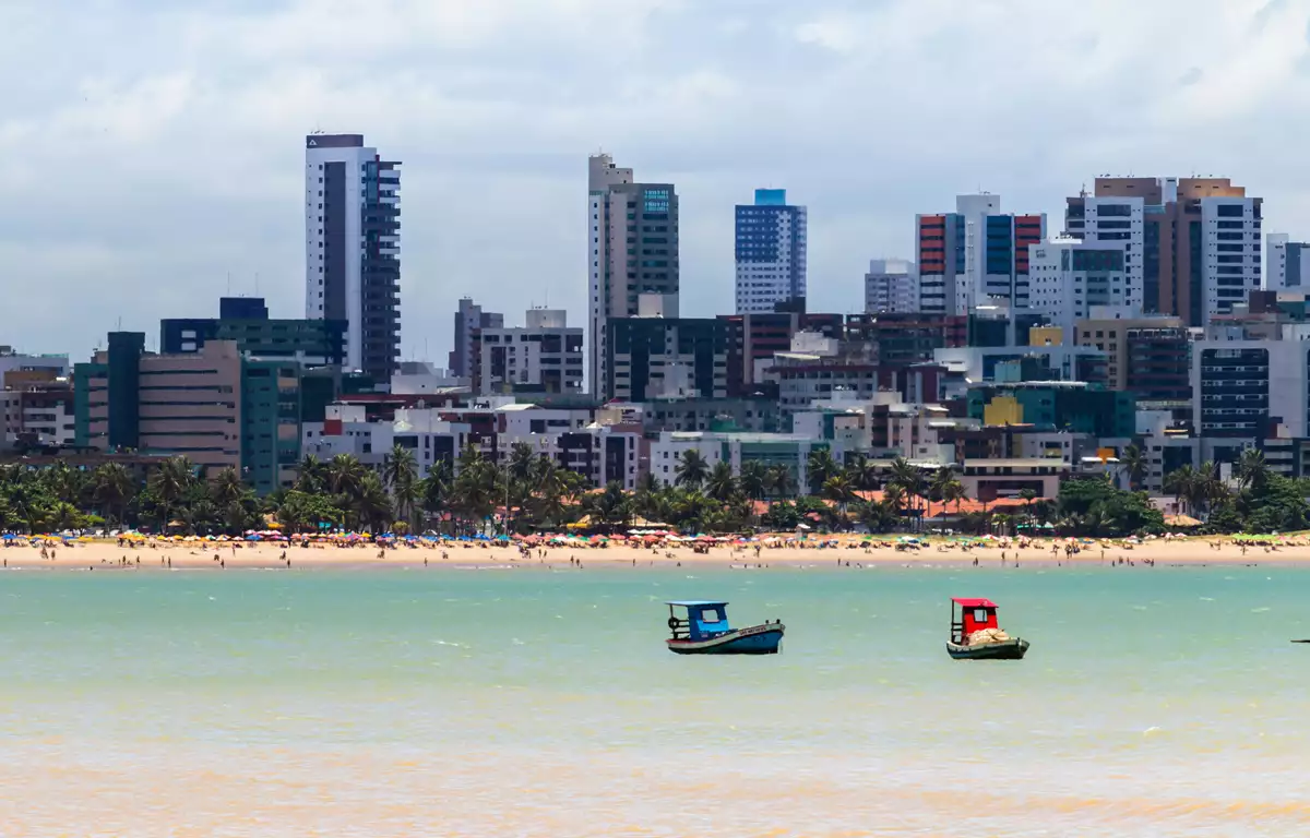 mês mais barato para viajar para João Pessoa com Praia de Cabo Branco Tambaú Seixas e mar azul da Paraíba