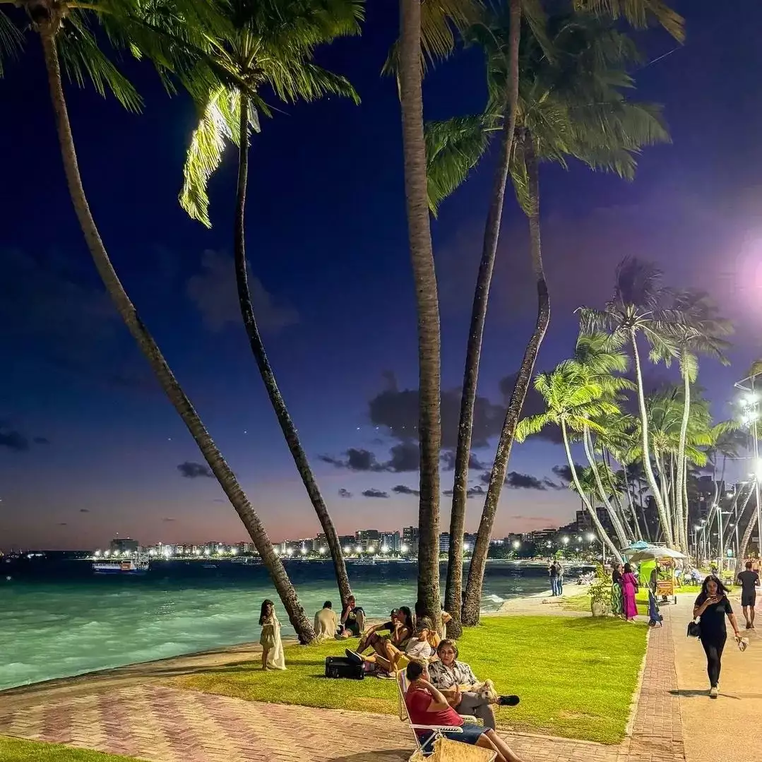Ponta Verde em Maceió com mar azul coqueiros orla urbana jangadas e piscinas naturais