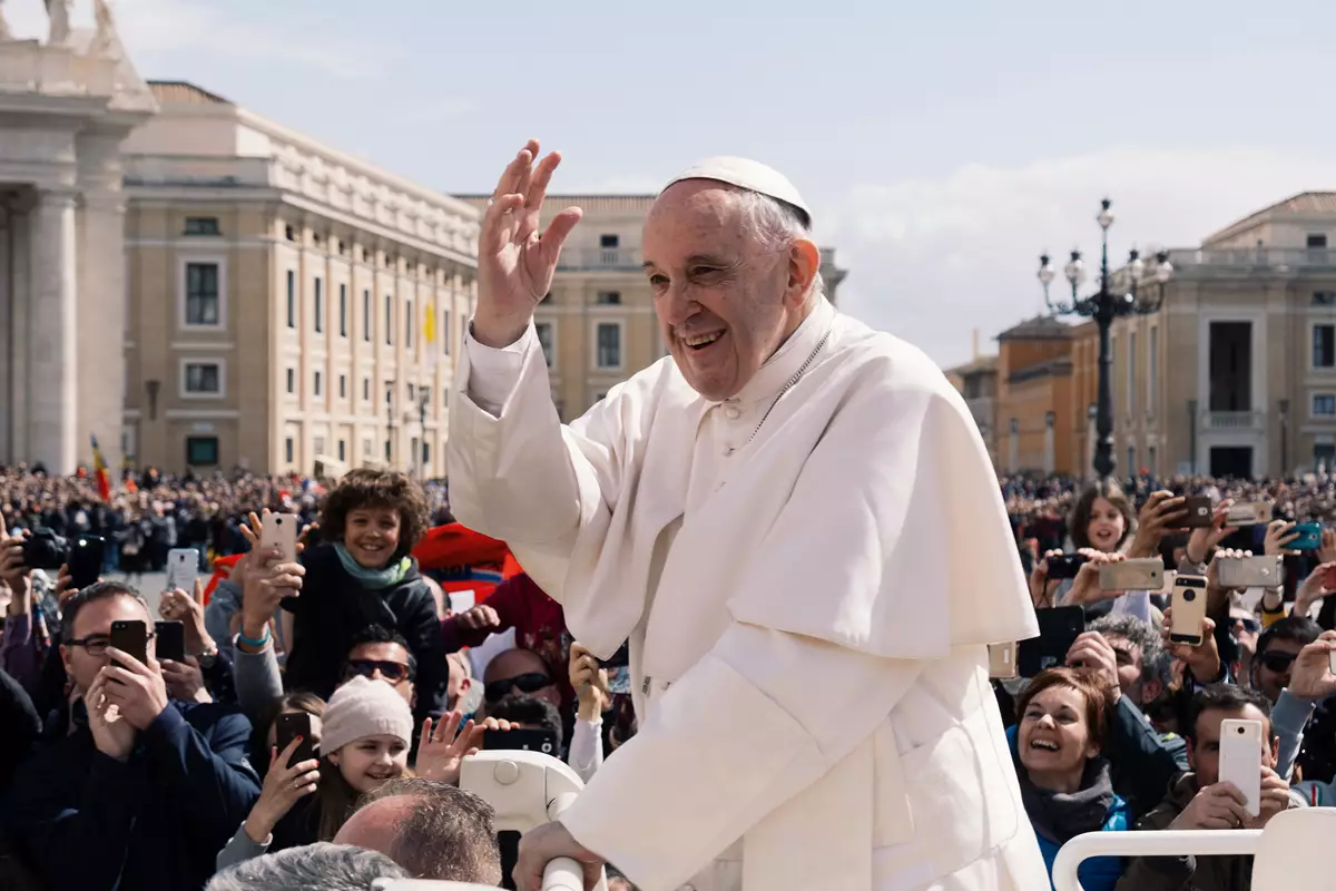 Papa Francisco admite possibilidade de dar bênção a casais do