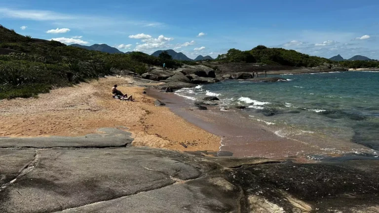 Praia das Pedras: um paraíso escondido em Guarapari