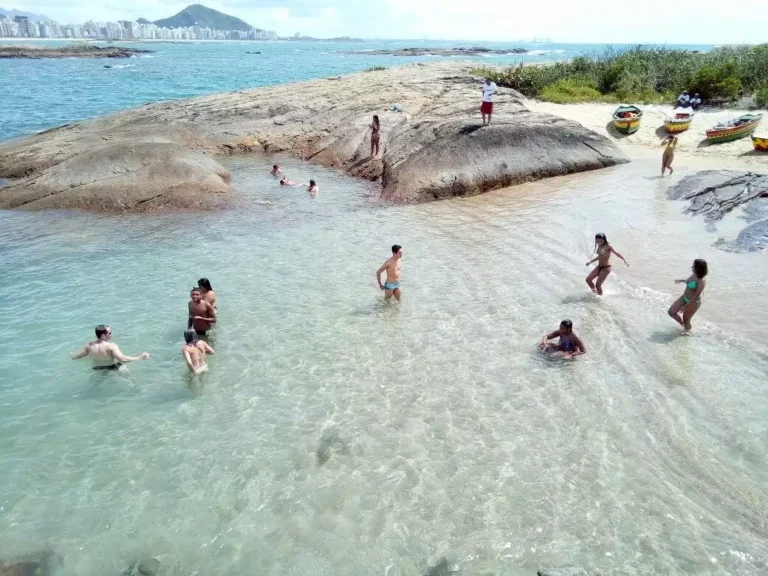 5 praias no Espirito Santo para passar o a folia de carnaval 2024