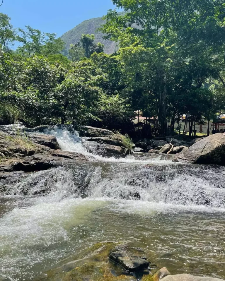 Cachoeira do Meio em Iconha, ES: Explore este lugar Exuberante da Natureza