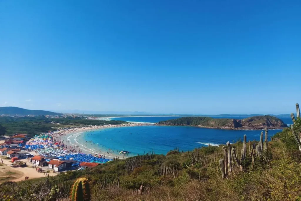 "Praia das Conchas: Um Refúgio de Paz no Coração do Rio de Janeiro"