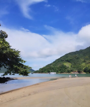 Praia do Perequê-Mirim Um Refúgio Tranquilo em Ubatuba