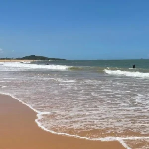 Praia dos Recifes, - Piscinas naturais, - Surf e natureza, - Aventura em Vila Velha, - Praias secretas do Brasil, - Turismo ecológico, - Rodovia do Sol - Maré baixa, - Viagem autêntica,