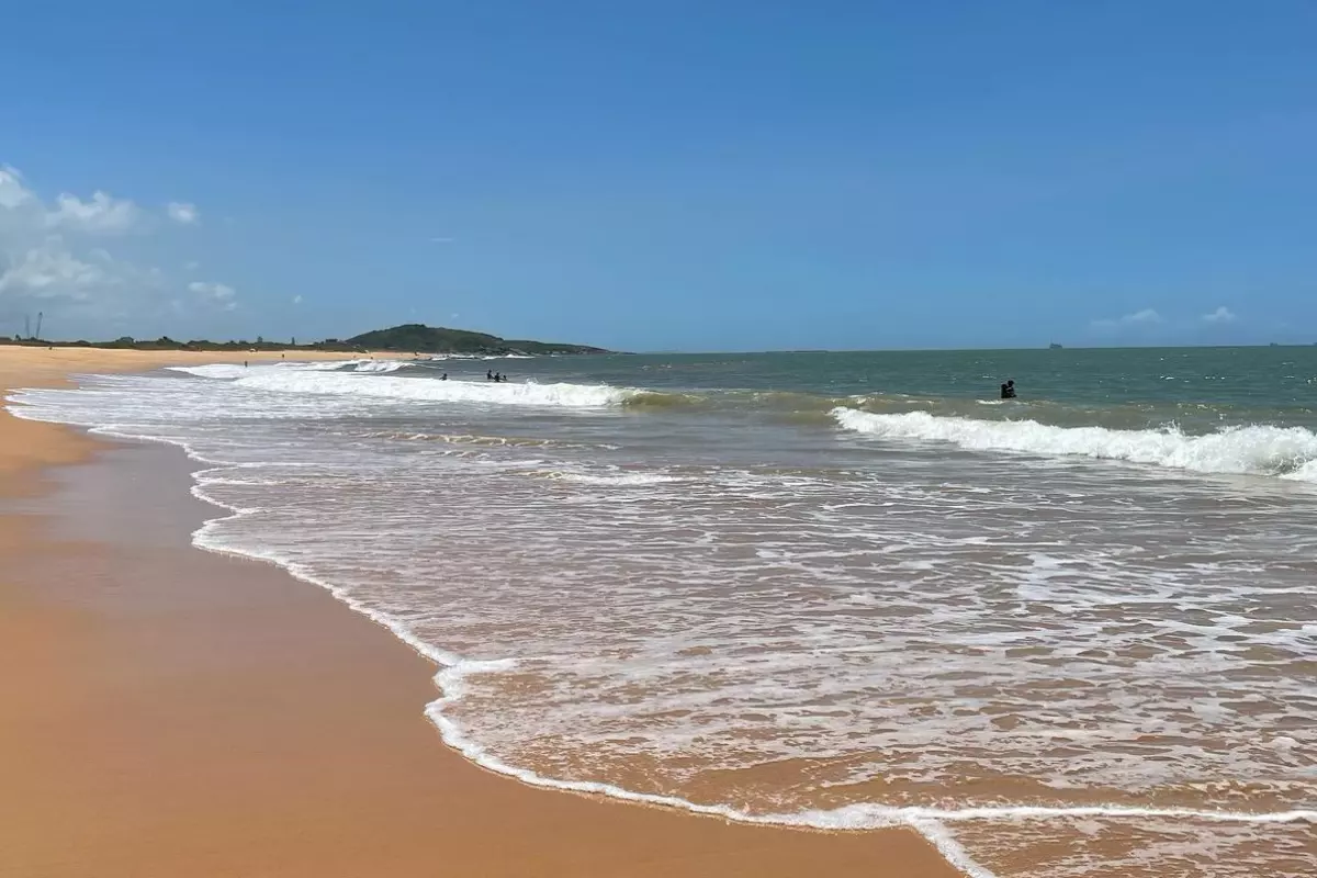 Praia dos Recifes, - Piscinas naturais, - Surf e natureza, - Aventura em Vila Velha, - Praias secretas do Brasil, - Turismo ecológico, - Rodovia do Sol - Maré baixa, - Viagem autêntica,