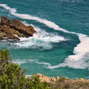 Vídeo confira imagens do mar verde na Praia de Areia Preta em Guarapari