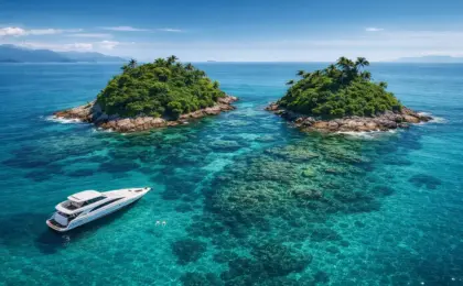 Ilha Duas Irmãs: O paraíso 'secreto' de Angra dos Reis longe das multidões. 9 Vista aérea da Ilha Duas Irmãs em Angra dos Reis, com suas duas formações rochosas cercadas por mar azul-turquesa e uma lancha privativa ancorada.