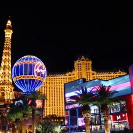 Para animar ainda mais a sua noite em Las Vegas, vale a pena visitar o Casino de Paris Las Vegas - Foto: Depositphotos