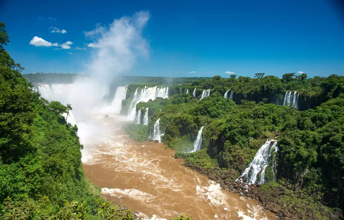 Cataratas do Iguaçu em Foz do Iguaçu uma das viagens imperdíveis no Brasil