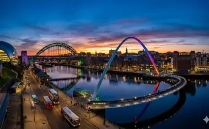 Newcastle-upon-Tyne: Uma Jornada pela História e Hospitalidade Geordie 13 Vista panorâmica das pontes iluminadas sobre o Rio Tyne em Newcastle, Inglaterra, ao anoitecer.