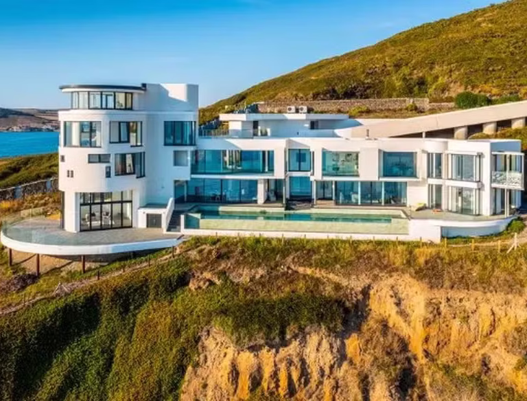 A Casa Mais Triste do Mundo Luxo, Beleza e uma História de Desafios