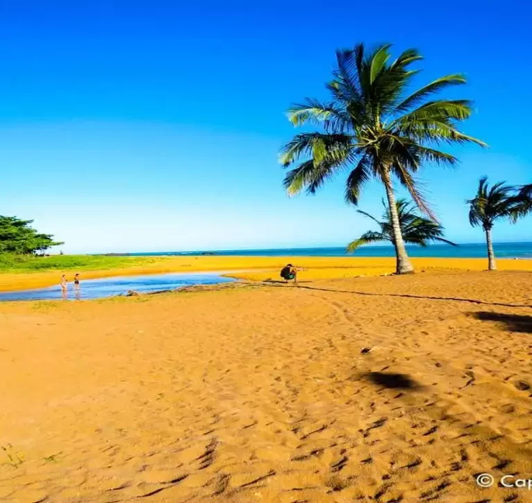 Praia de Barra do Sahy: Um Paraíso Escondido em Aracruz