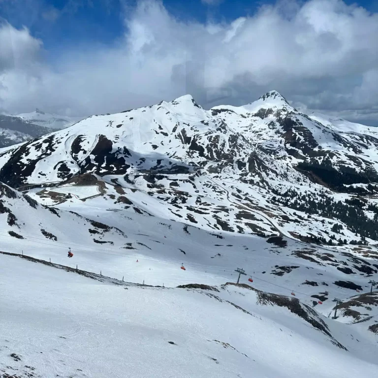 Jungfraujoch, Suíça: Uma Jornada Mágica ao Palácio de Gelo Eterno