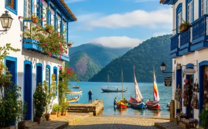 Paraty RJ: Guia Completo de Pousadas, Praias e Clima para sua Viagem em 2026 12 Vista do Centro Histórico de Paraty com ruas alagadas pela maré e barcos coloridos, ícone do turismo no Rio de Janeiro.