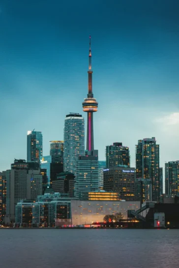 Descubra a CN Tower, o marco mais famoso de Toronto, e aproveite vistas deslumbrantes, gastronomia rotativa e experiências únicas nas alturas.