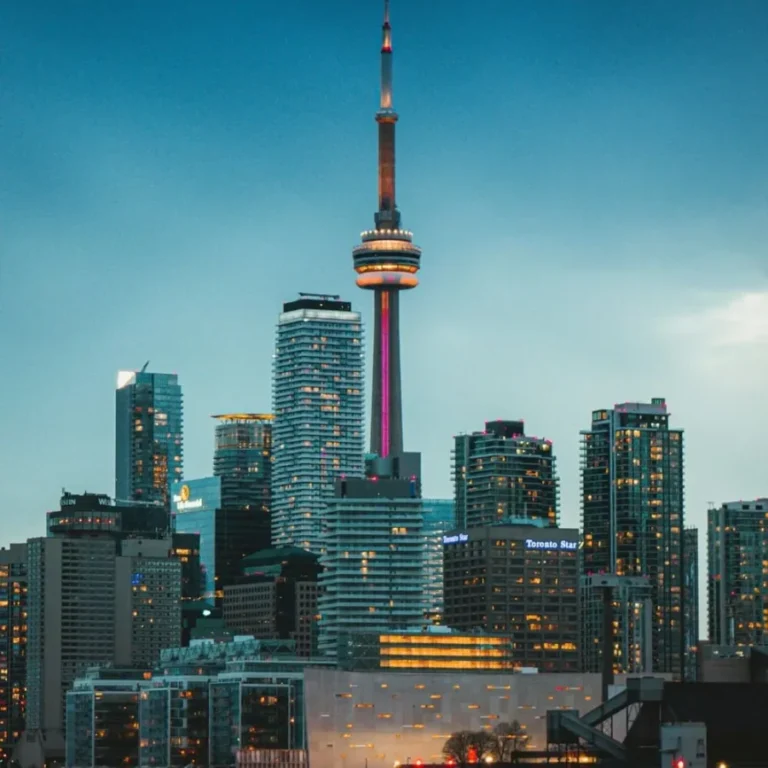 CN Tower: Um Marco Imponente com Vistas Panorâmicas em Toronto