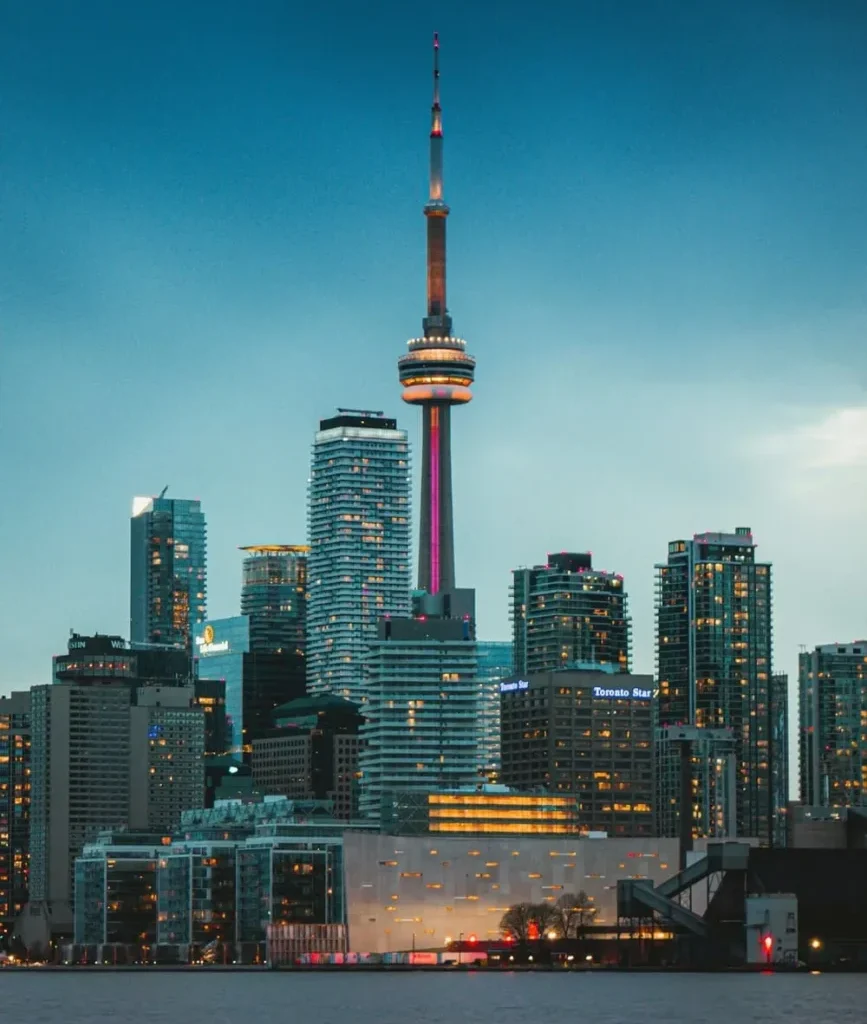 Descubra a CN Tower, o marco mais famoso de Toronto, e aproveite vistas deslumbrantes, gastronomia rotativa e experiências únicas nas alturas.