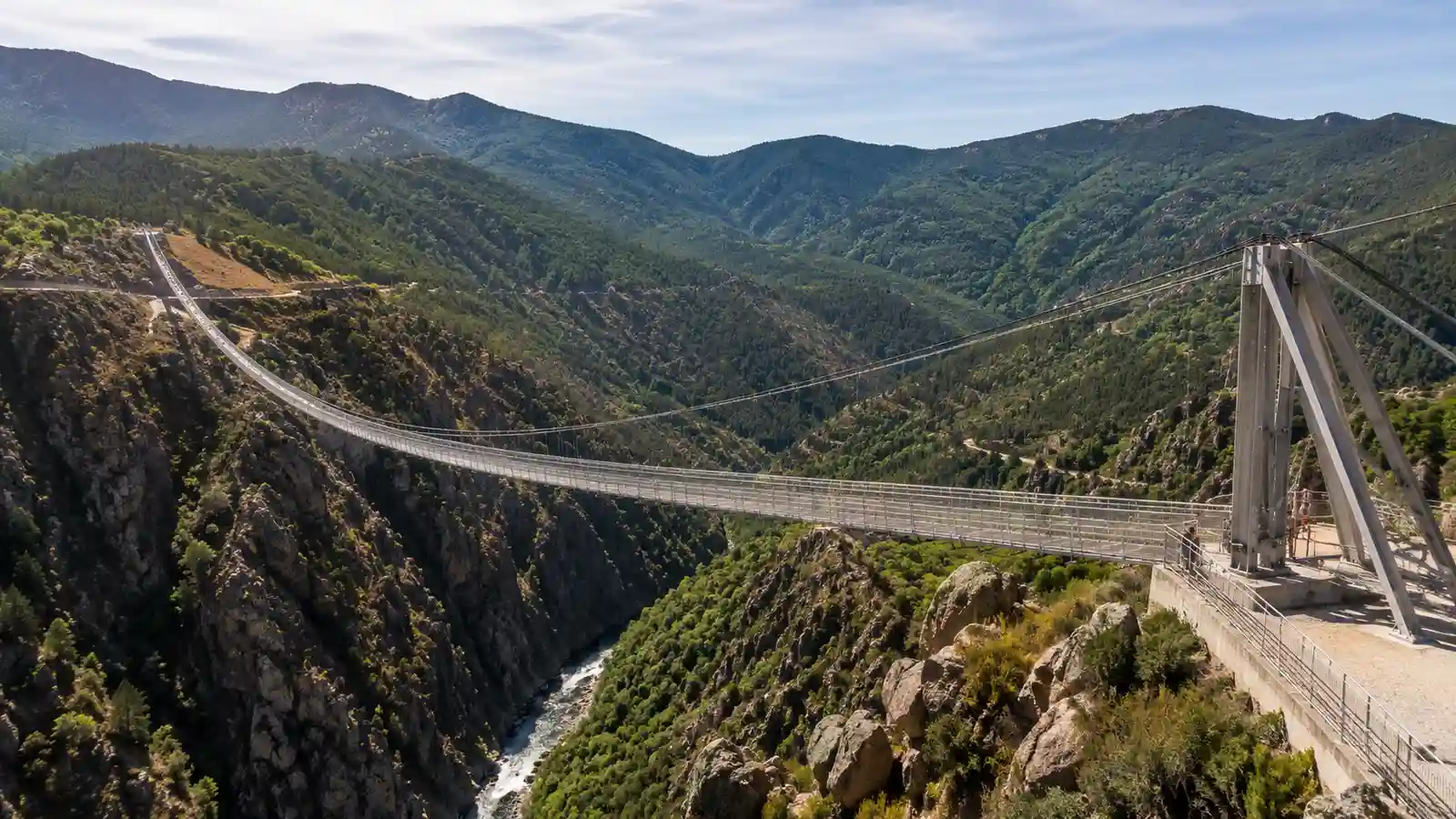 Arouca em Portugal com montanhas ponte suspensa e vale do rio Paiva