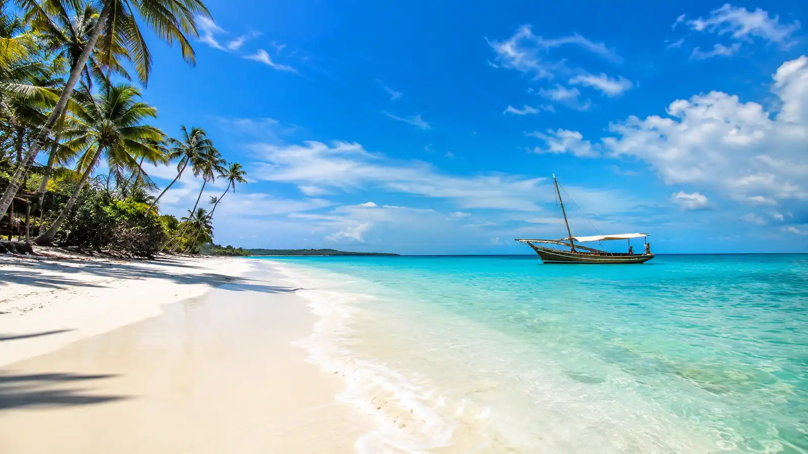 Ilha de Benguerra em Moçambique com praia de areia branca mar azul turquesa e barcos dhow