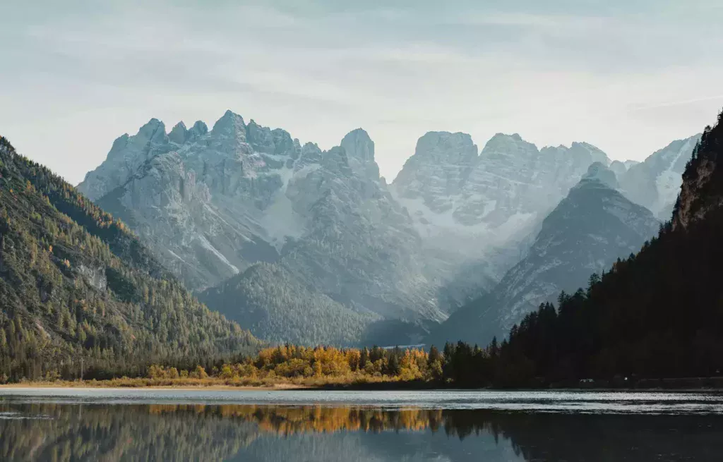 Lago di Braies e Val di Funes nas Dolomitas