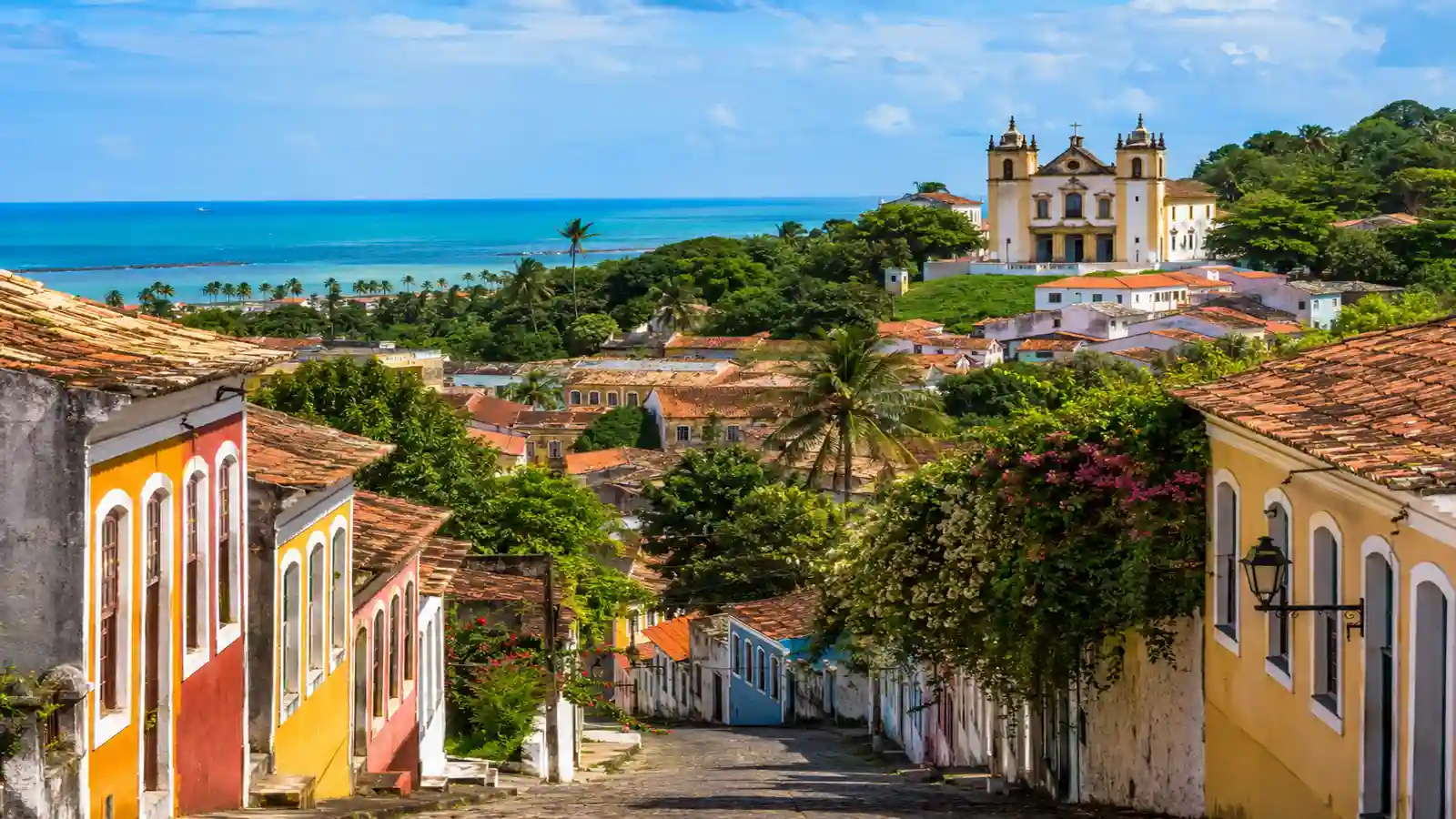Olinda em Pernambuco com casarões coloridos igrejas históricas e vista para o mar