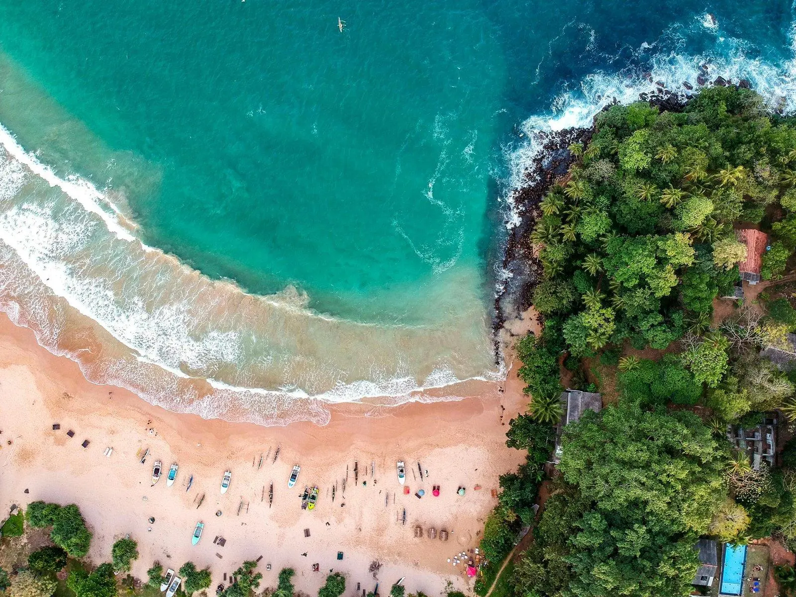 Mirissa no Sri Lanka com praia tropical coqueiros mar azul e barcos de observação de baleias