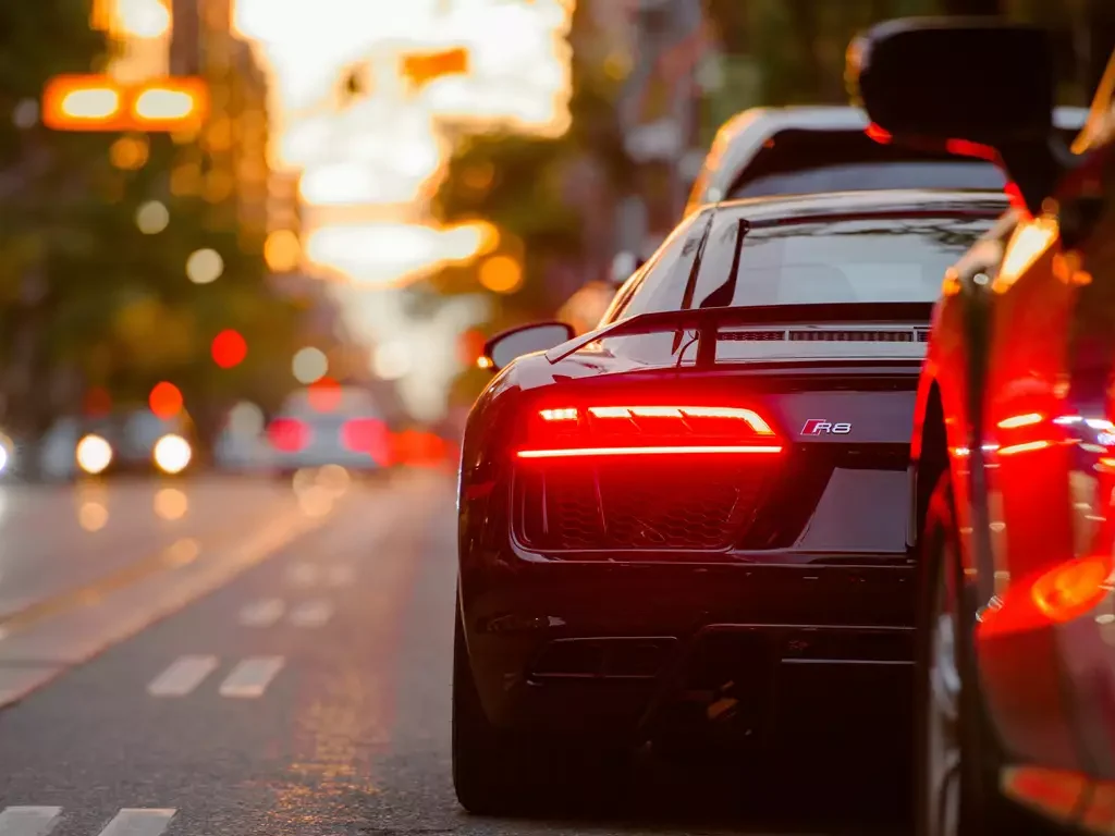 aluguel de carros -Foto de Evgeny Tchebotarev na Unsplash