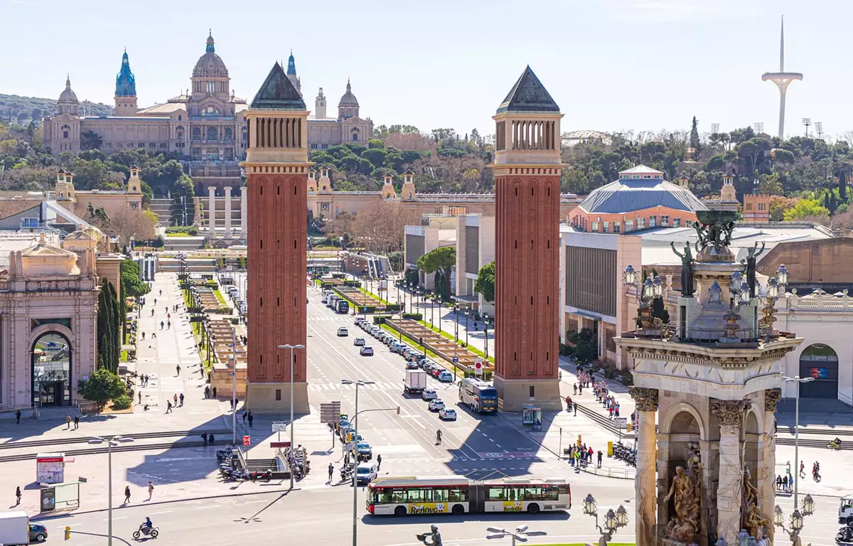 Barcelona na Espanha com Sagrada Família Parque Güell La Rambla e mar Mediterrâneo