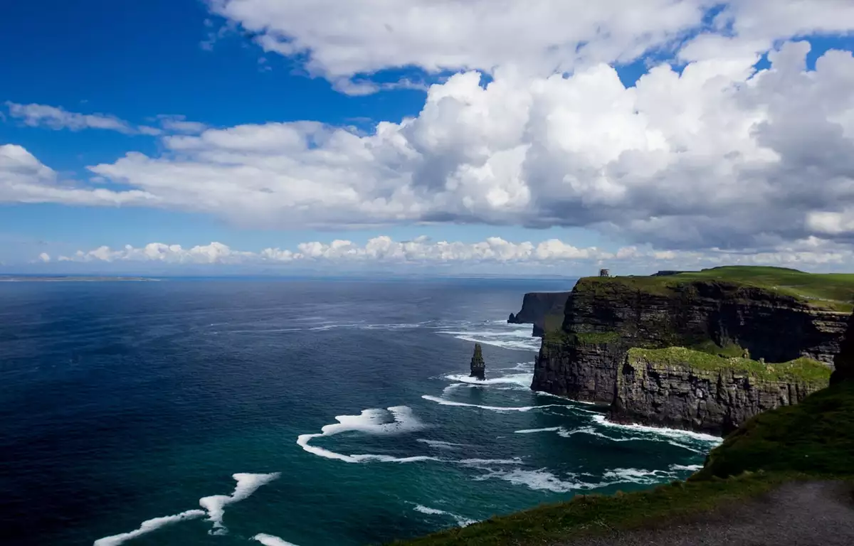 Ilhas de Aran e Cliffs of Moher com falésias verdes muros de pedra e oceano Atlântico na Irlanda