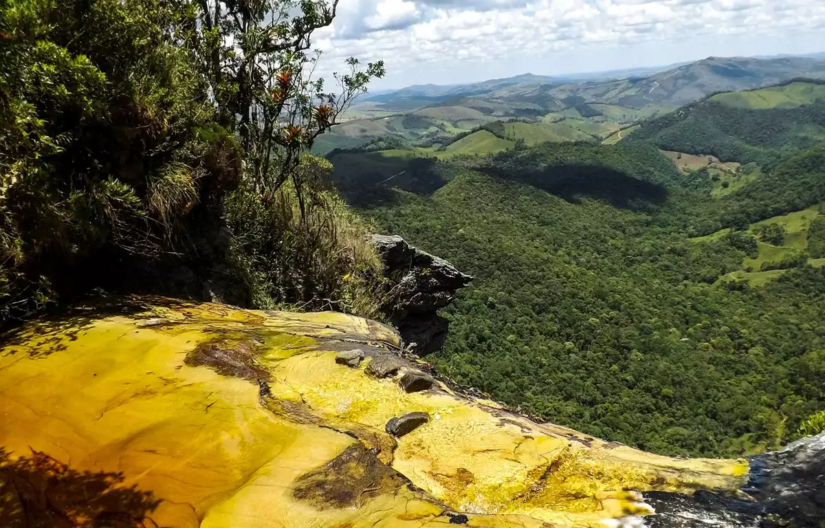Parque Estadual do Ibitipoca em Minas Gerais com trilhas cachoeiras e grutas
