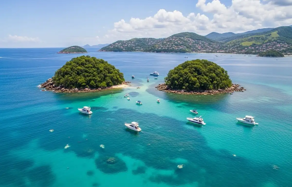 Ilhas Botinas cercadas pelo mar em Angra dos Reis