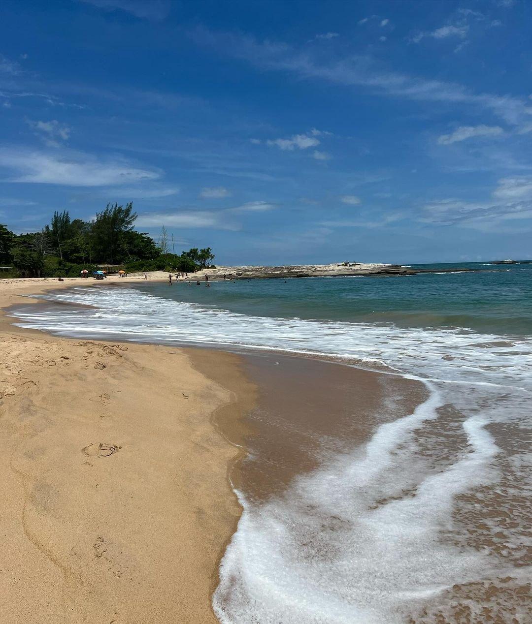 Praia de Itapebussus em Rio das Ostras com águas cristalinas areia clara e natureza preservada