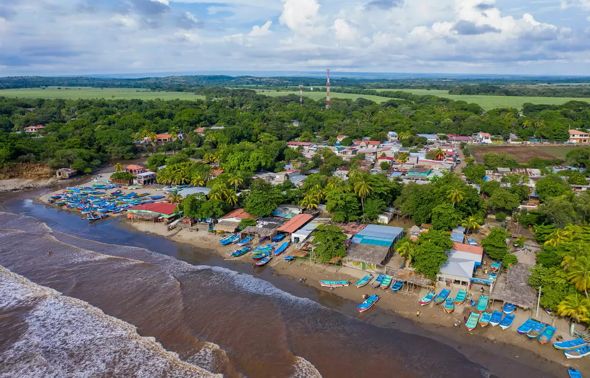 Nicarágua na América Central com vulcões ativos lago colonial Granada e praias tropicais
