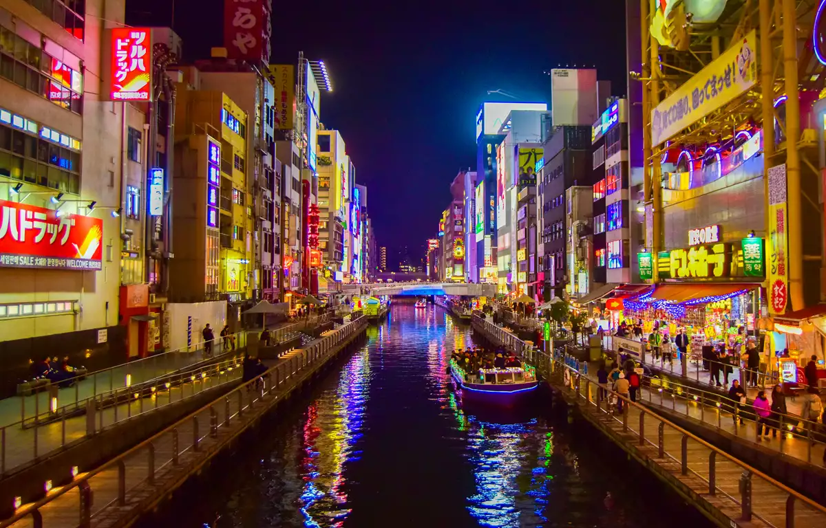 Osaka no Japão com Dotonbori letreiros de neon canal e comida de rua japonesa