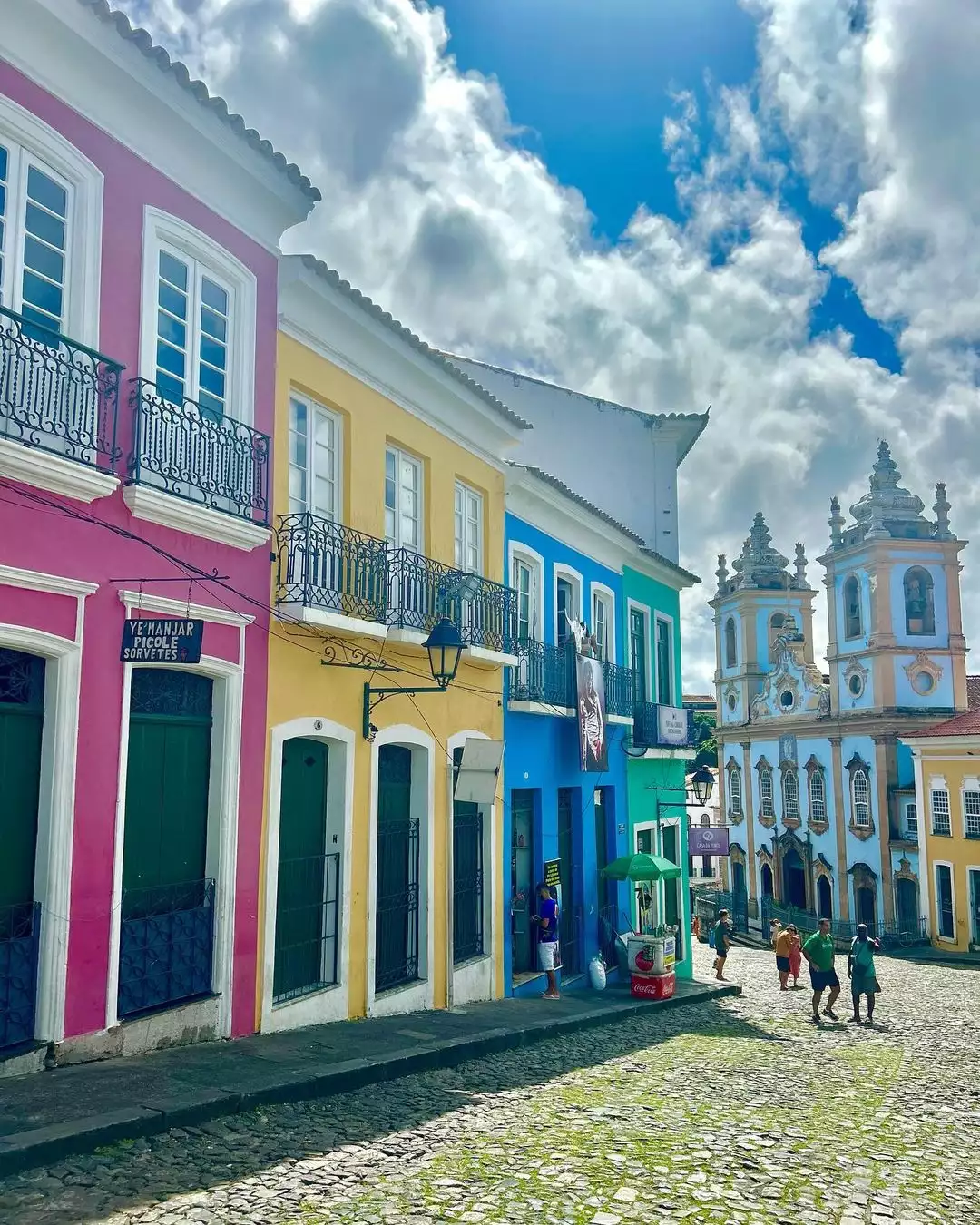 Pelourinho em Salvador com casarões coloridos igrejas barrocas ladeiras de pedra e cultura baiana