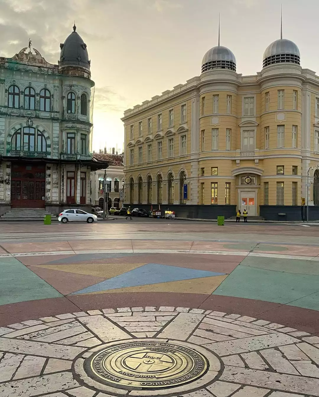 Praça do Marco Zero no Recife com Recife Antigo Rio Capibaribe edifícios históricos e Parque das Esculturas
