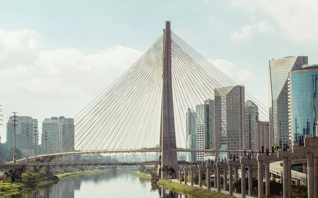 ponto turístico mais visitado em São Paulo com Avenida Paulista MASP e movimento de turistas
