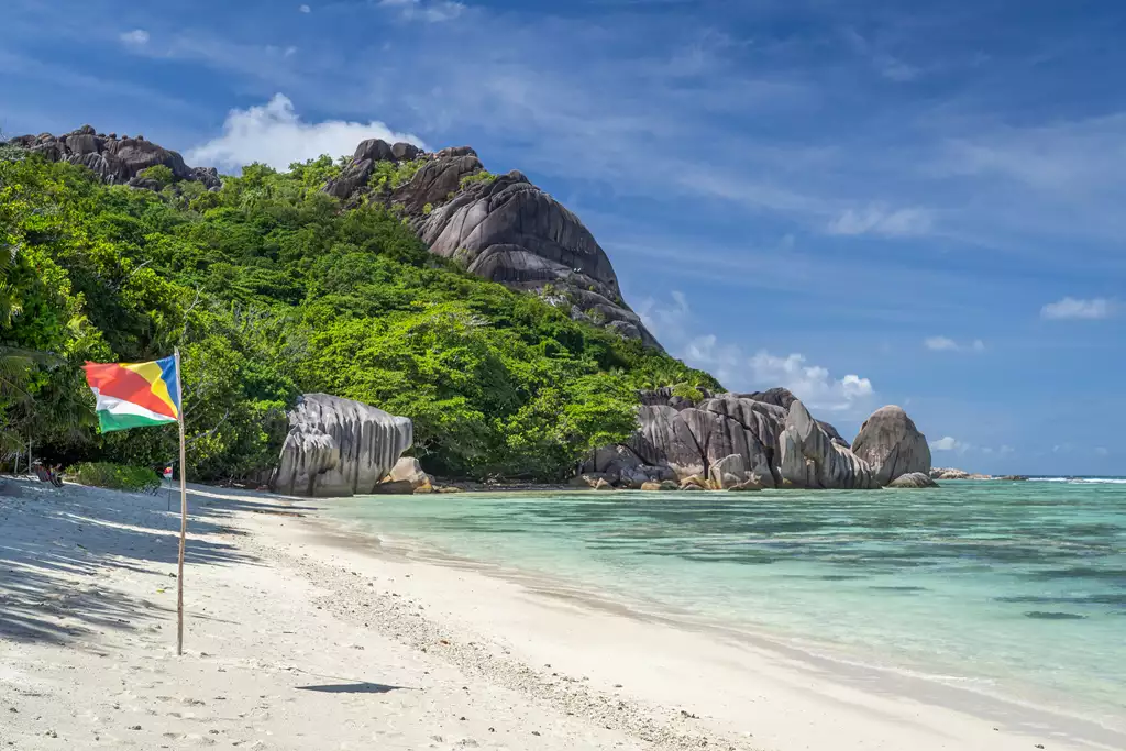 Ilha Félicité nas Seychelles com mar azul rochas graníticas praia tropical e villas de luxo