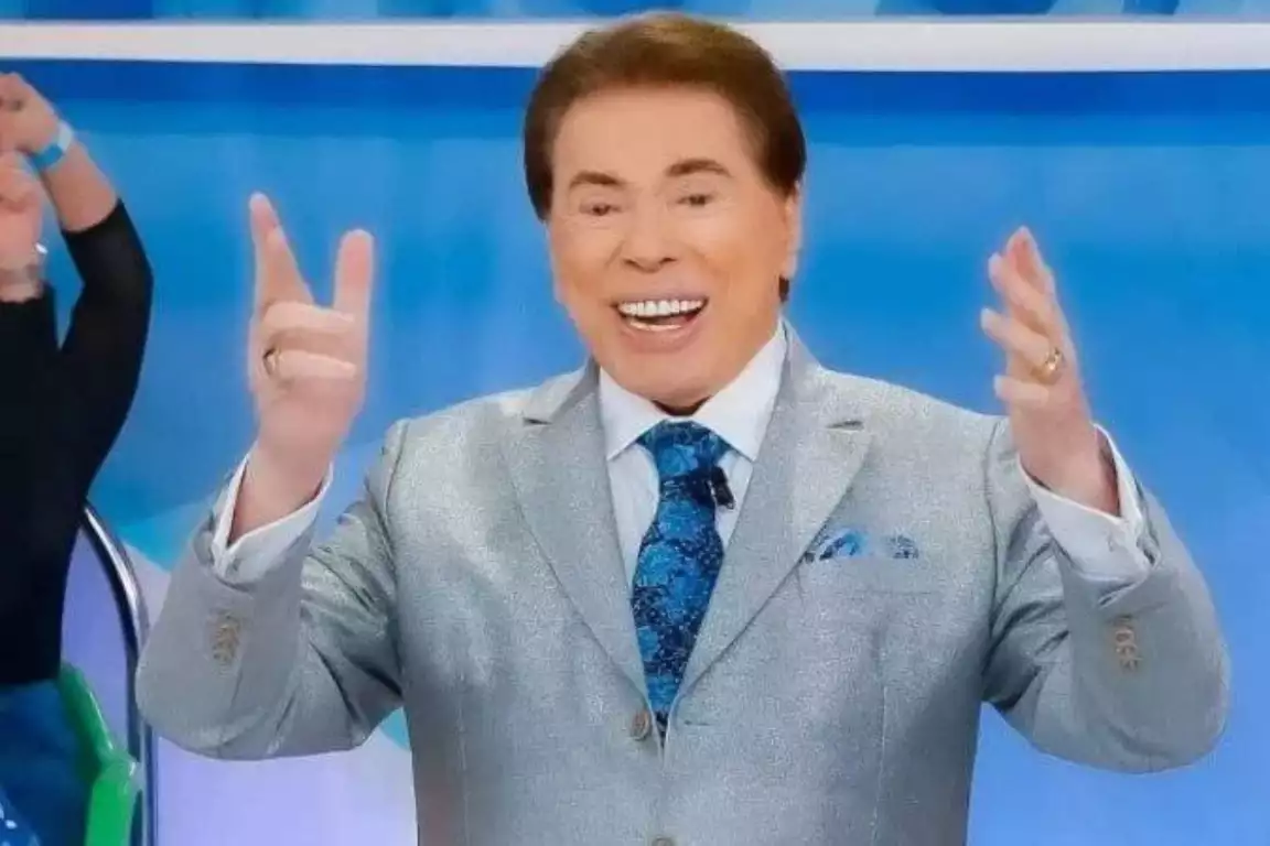 Silvio Santos apresentador brasileiro no palco de auditório com microfone e luzes de televisão