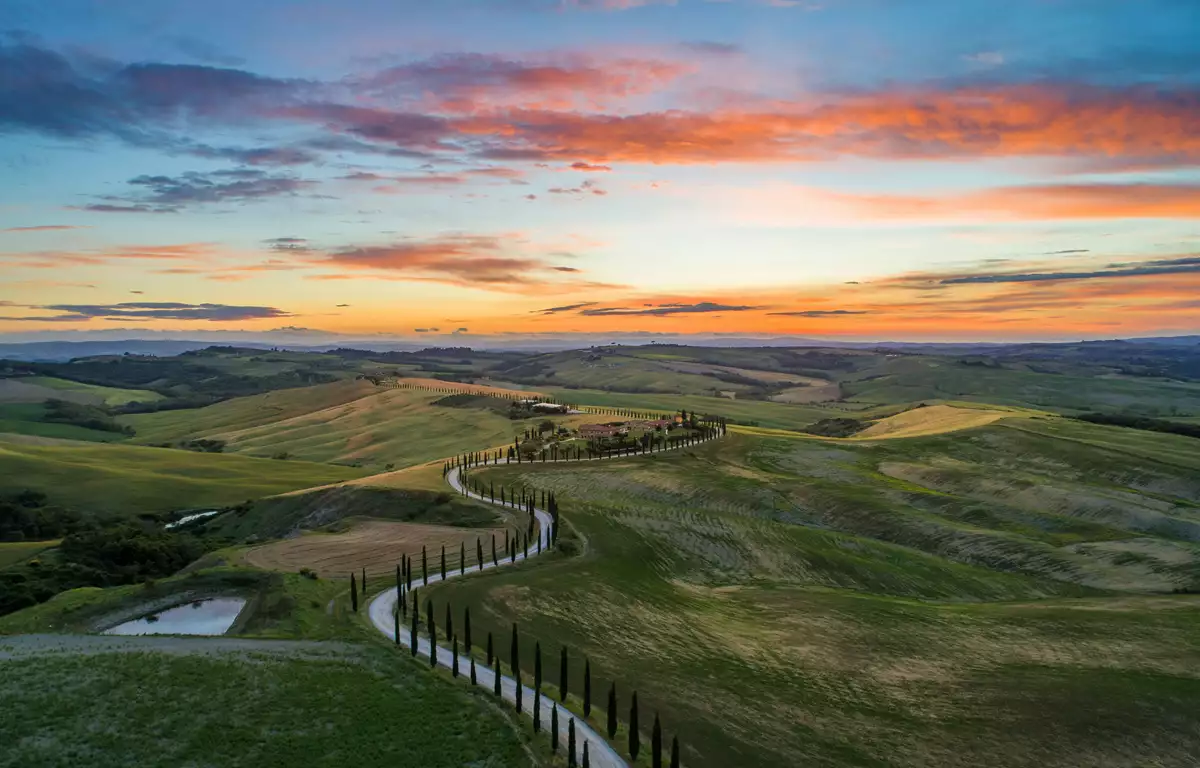 Toscana na Itália com colinas vinhedos ciprestes vilarejos medievais e pôr do sol