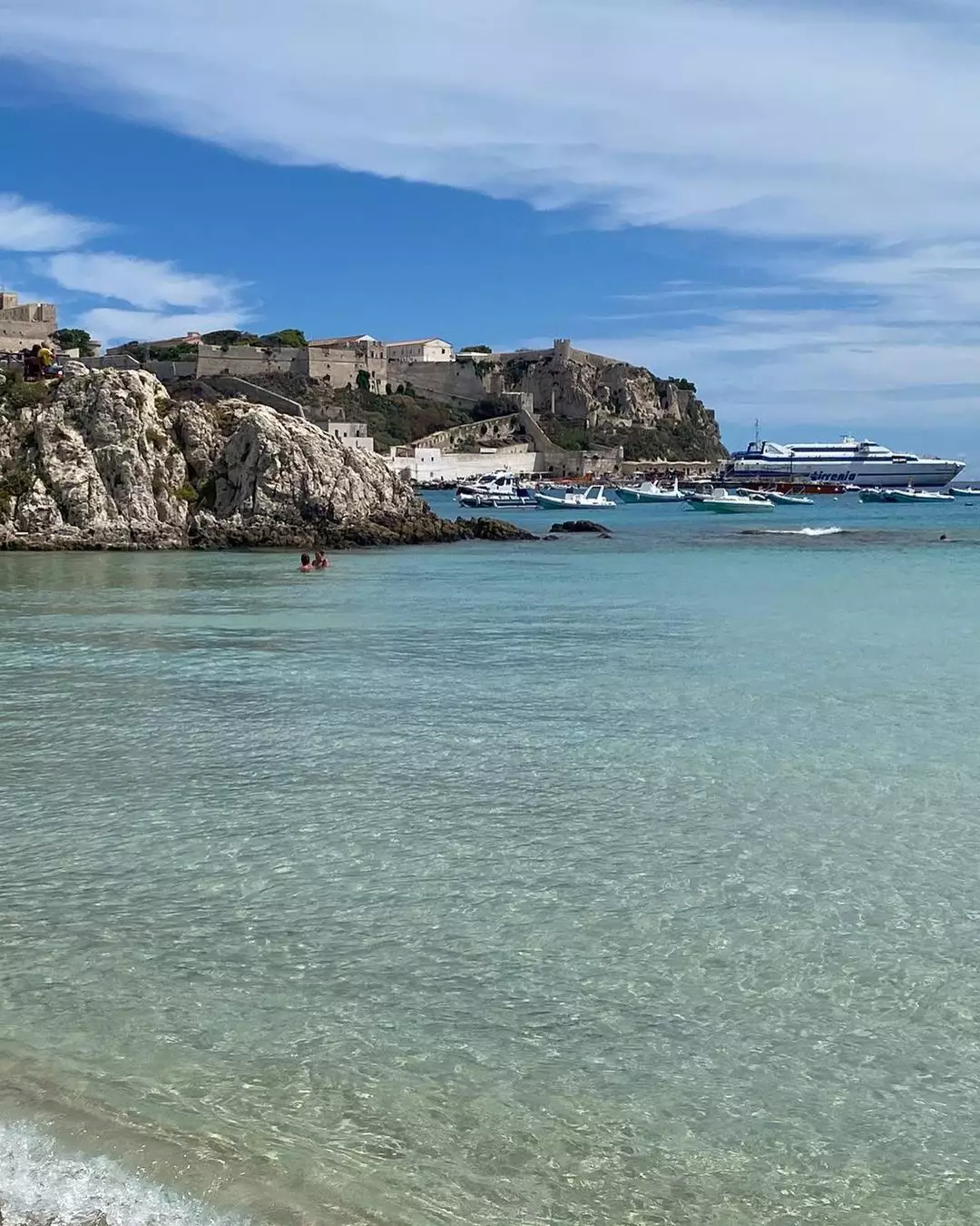 Vieste na Puglia com centro histórico falésias brancas e mar azul do Adriático