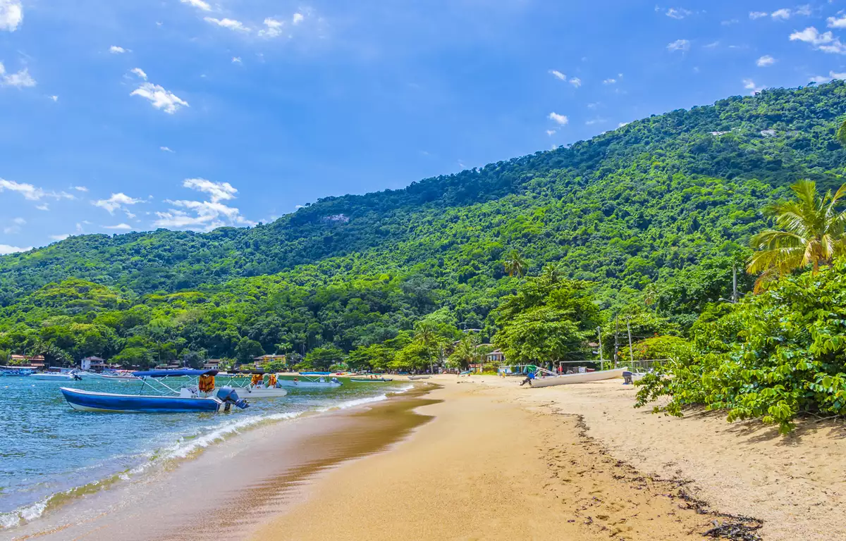 Angra dos Reis no Rio de Janeiro com ilhas praias cristalinas barcos e Mata Atlântica