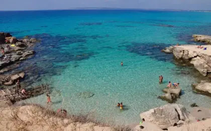 Calo des Moro: A Praia Ideal para Relaxar e Ver o Pôr do Sol Antes da Vida Noturna em San Antonio 9 Calo des Moro