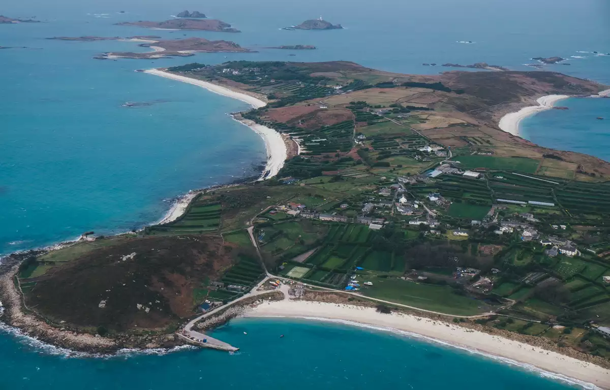 Ilhas Scilly na Inglaterra com mar azul e paisagem costeira