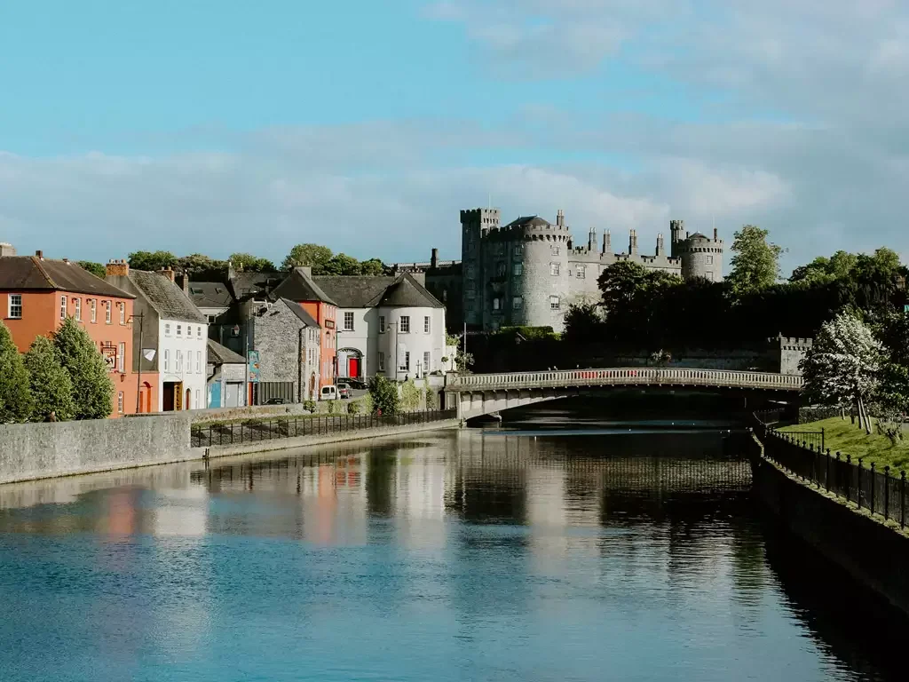 Kilkenny Foto de Kat Kelley na Unsplash