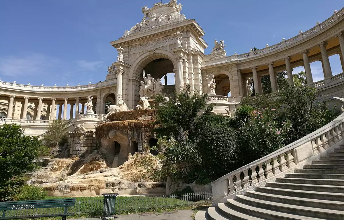 Marseille na França com Vieux-Port Notre-Dame de la Garde e mar Mediterrâneo