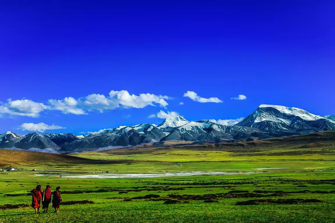 Tibet com Palácio Potala em Lhasa montanhas nevadas e bandeiras de oração