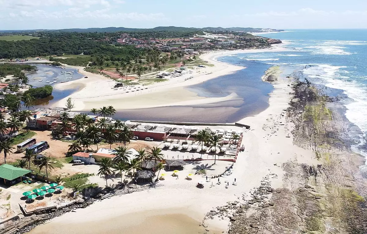 Rio Catú em Sibaúma encontrando o mar com falésias areia clara e águas tranquilas